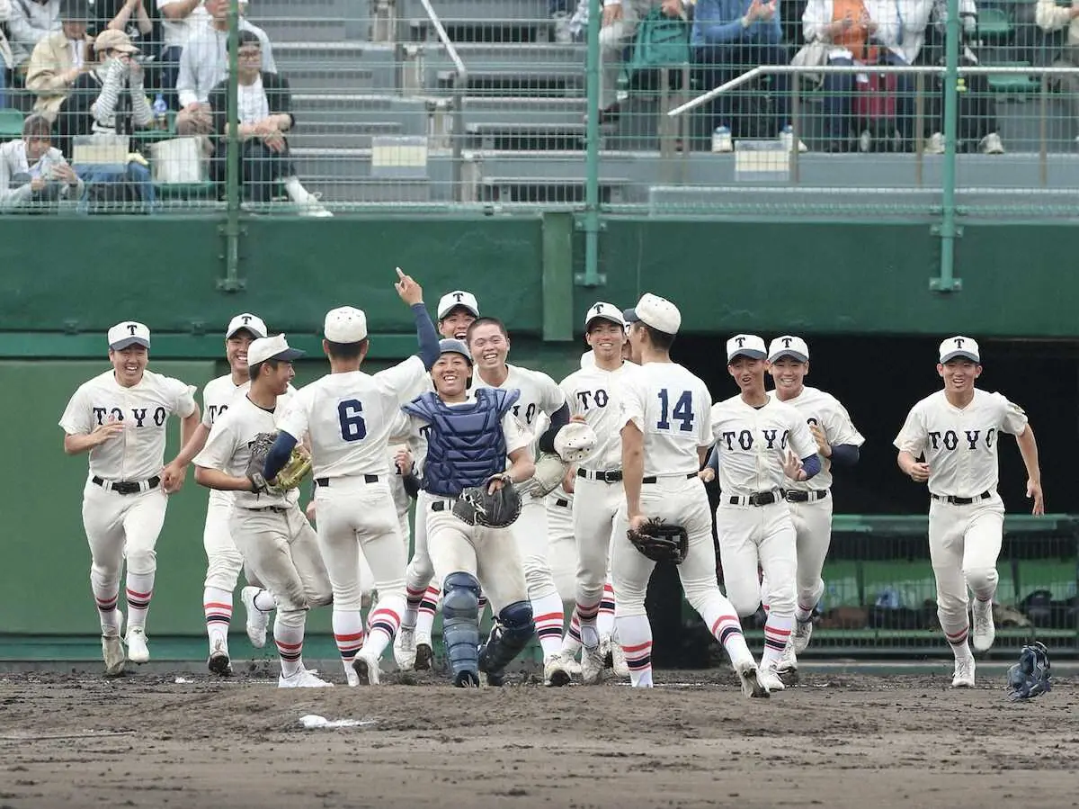 【画像・写真】＜春季高校野球兵庫決勝東洋大姫路・報徳学園＞9回、大会を制し歓喜する東洋大姫路ナイン（撮影・中辻　颯太）