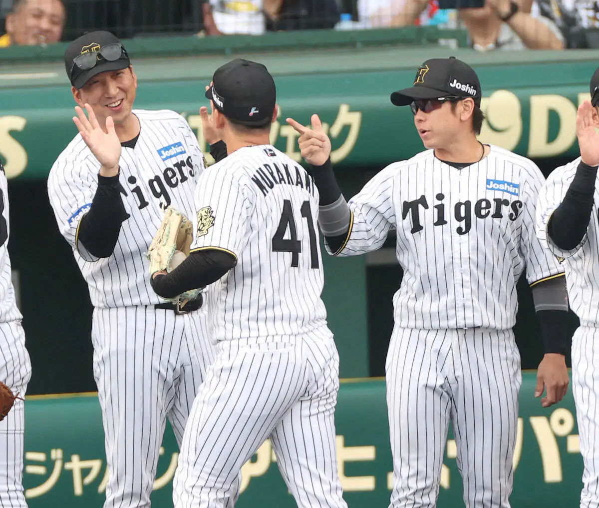 【画像・写真】＜神・中（6）＞完封勝利した村上（手前）を迎える藤川監督（左）ら（撮影・嶋　理子）