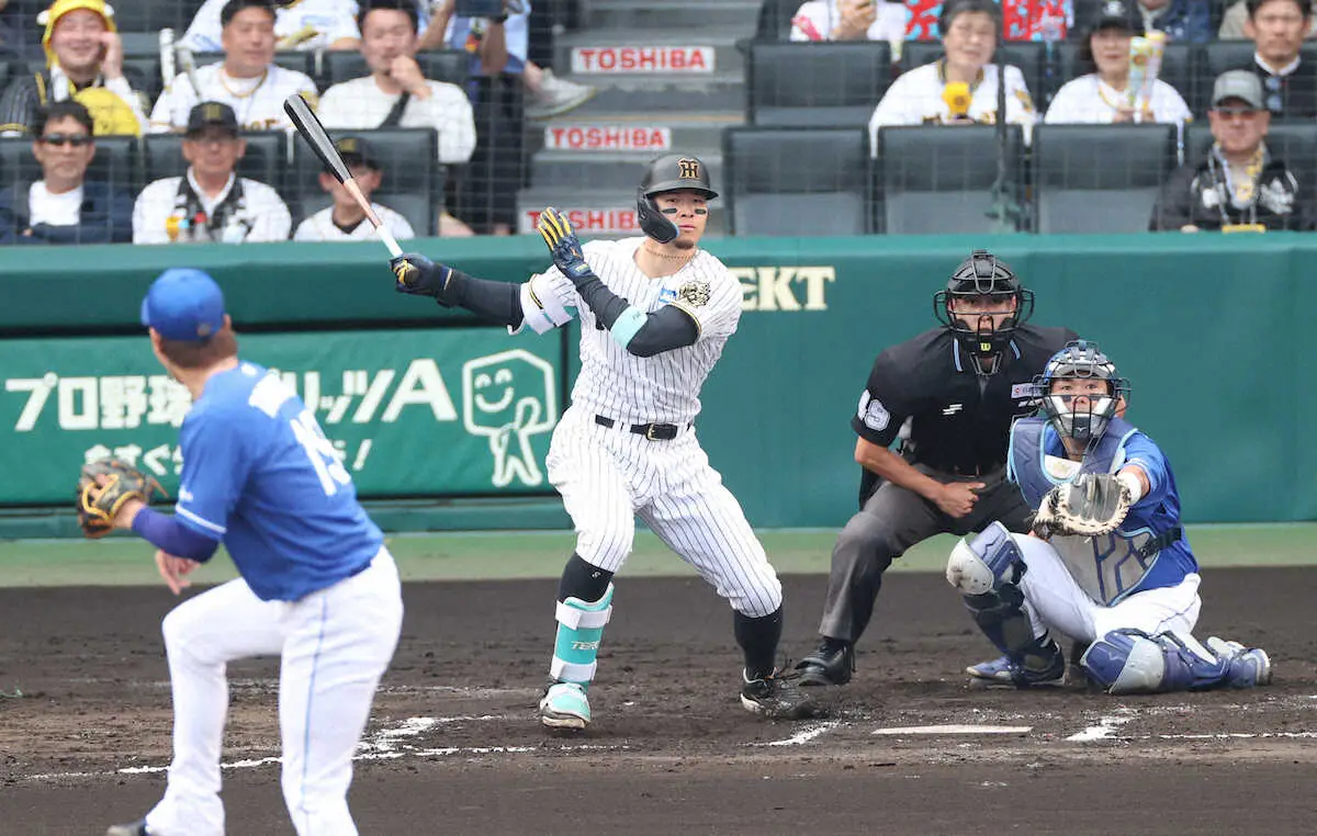 【画像・写真】＜神・中（6）＞6回、佐藤輝は適時二塁打を放つ（撮影・嶋　理子）