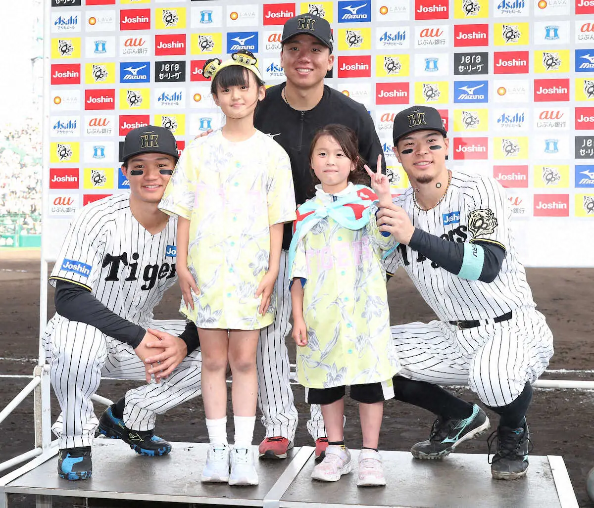 【画像・写真】＜神・中（6）＞　インタビューを務めた子供たちと記念撮影する（左から）森下、村上、佐藤輝　（撮影・須田　麻祐子）