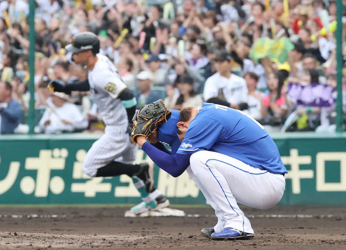 【画像・写真】＜神・中（6）＞6回、佐藤輝（左）に適時打を打たれ、頭を抱えてしゃがみ込む高橋宏（撮影・椎名　航）