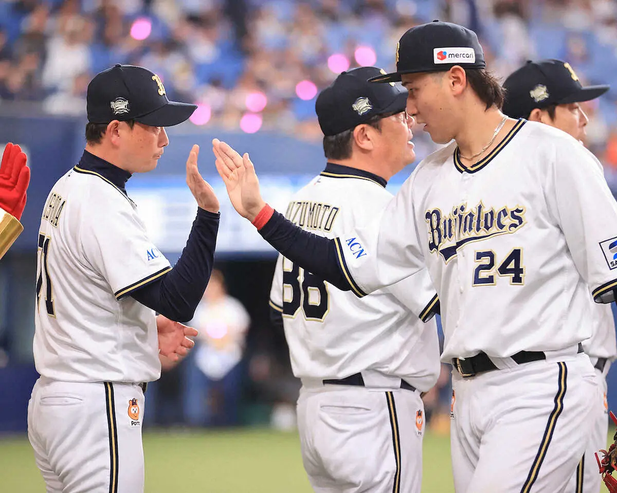 【画像・写真】＜オ・ソ（7）＞勝利し、紅林（右）とタッチを交わす岸田監督（撮影・岸　良祐）