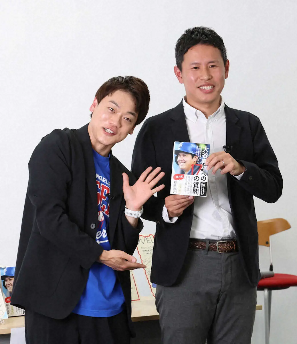 【画像・写真】＜柳原記者トークショー＞笑顔で著書をPRする柳原記者（右）とおばたのお兄さん　（撮影・田中　和也）