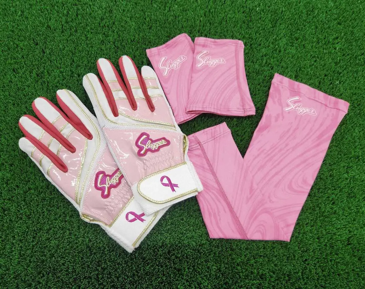 【画像・写真】阪神・中野、木浪、植田が使用する母の日使用の手袋、リストバンド、アームカバー（提供写真）