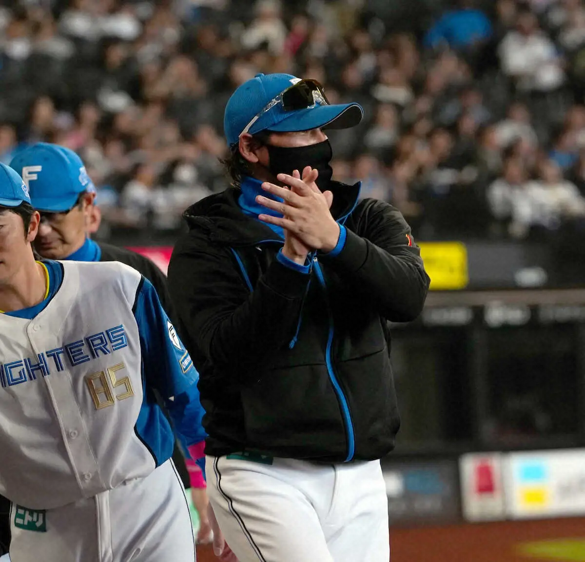 【画像・写真】日本ハム新庄監督、単独首位も複雑!?　自身は「瀬古さんタイプ」　残り「150Mで抜くのが格好良い」