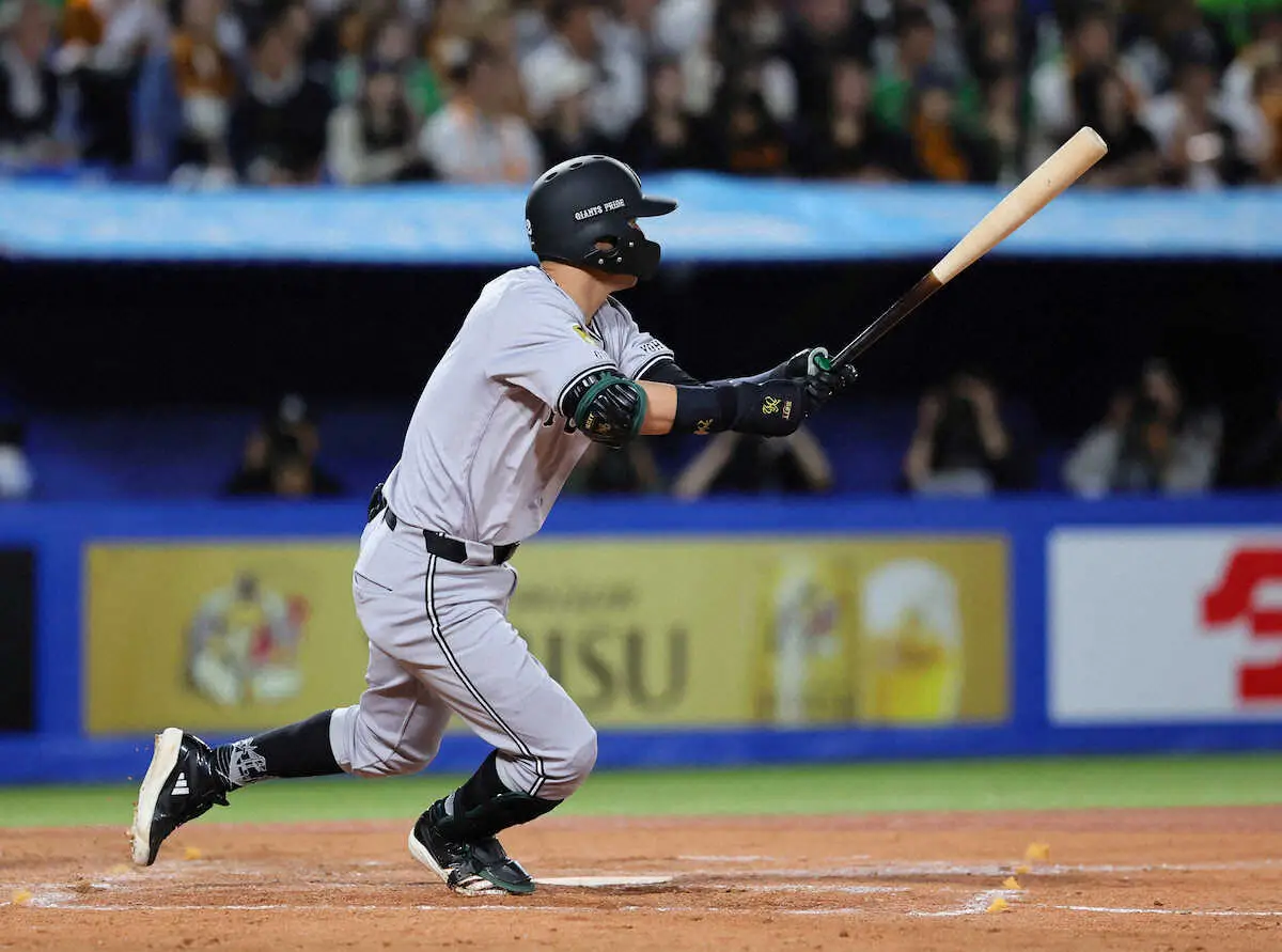 【画像・写真】＜ヤ・巨＞4回、二塁打を放つ吉川（撮影・尾崎　有希）