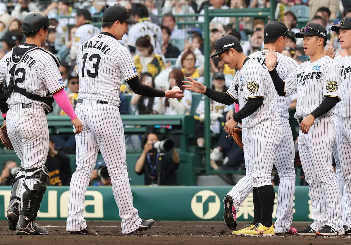 【画像・写真】＜神・中（7）＞勝ち星を挙げ、最後を締めた岩崎（左から2人目）からウイニングボールを受け取る伊原（撮影・椎名　航）