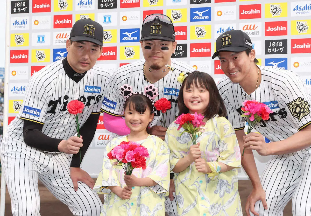 【画像・写真】＜神・中（7）＞　カーネーションを手に子どもたちと記念撮影に臨む（左から）岩崎、佐藤輝、湯浅（撮影・大森　寛明）