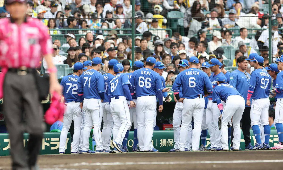 【画像・写真】＜神・中（7）＞　5回の攻撃前に円陣を組む中日ナイン（撮影・大森　寛明）