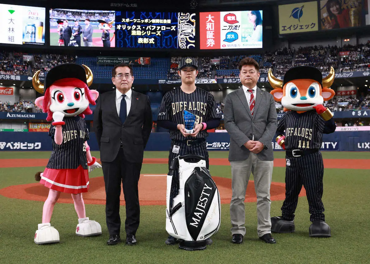 【画像・写真】＜オ・ソ（8）＞オリックス激励シリーズで最優秀選手の太田椋（中）と記念撮影に収まるスポニチ大阪本社・樋口徹代表（左）とマジェスティーゴルフセールスマネージャーの大村憲一郎氏（撮影・井垣　忠夫）