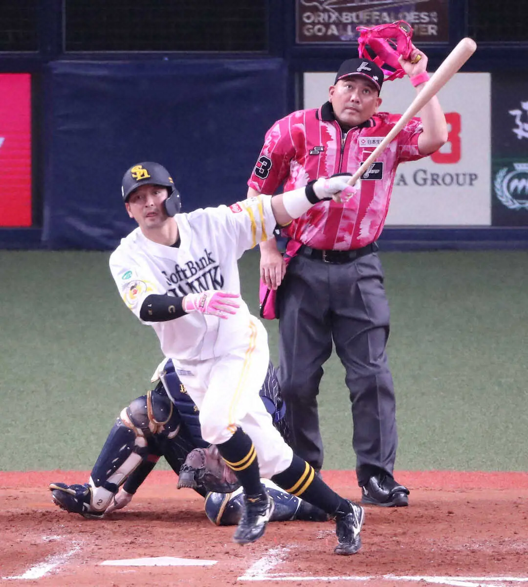 【画像・写真】＜オ・ソ（8）＞8回1死一、二塁、嶺井は中越えに2点適時二塁打を放つ　（撮影・奥　調）