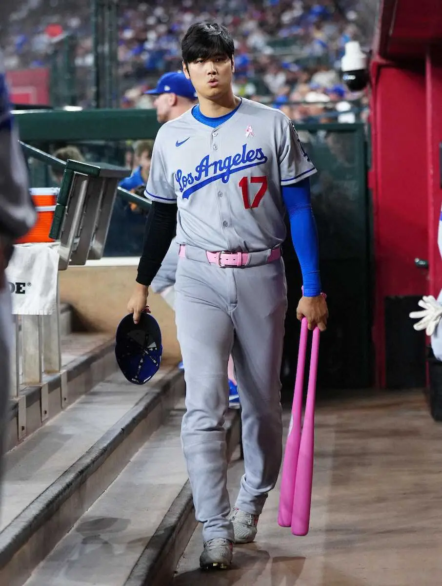【画像・写真】＜ダイヤモンドバックス・ドジャース＞ピンク色の道具を手にする大谷（撮影・木村　揚輔）