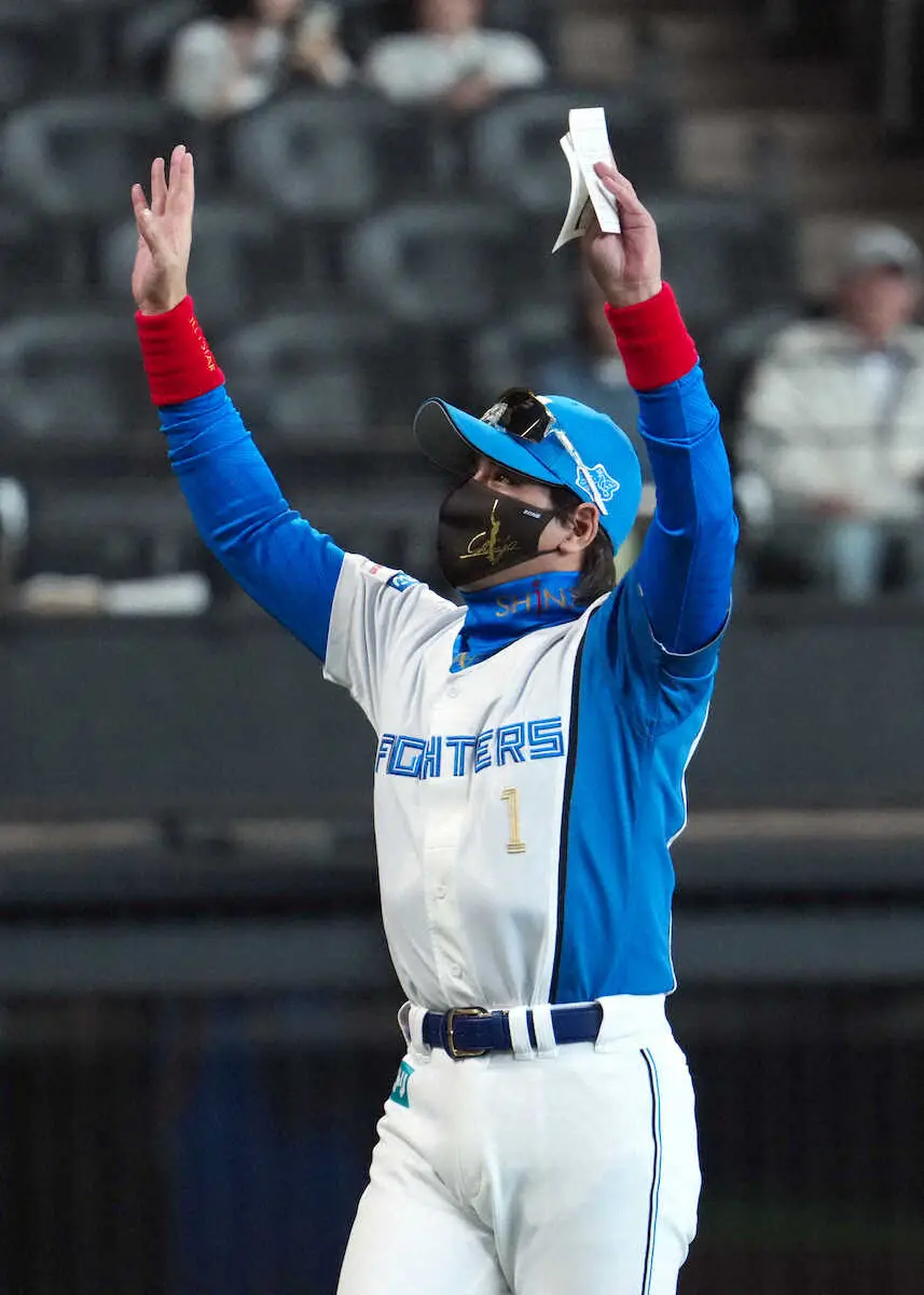 【画像・写真】＜日・オ＞メンバー表交換を終えスタンドのファンに手を振りベンチに下がる新庄監督（撮影・高橋　茂夫）