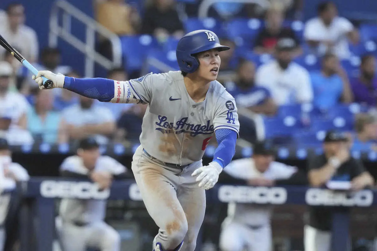 【画像・写真】キム・ヘソンがメジャー初本塁打！大谷も“手首ホールドタッチ”で祝福　ひまわりの種シャワーに笑顔