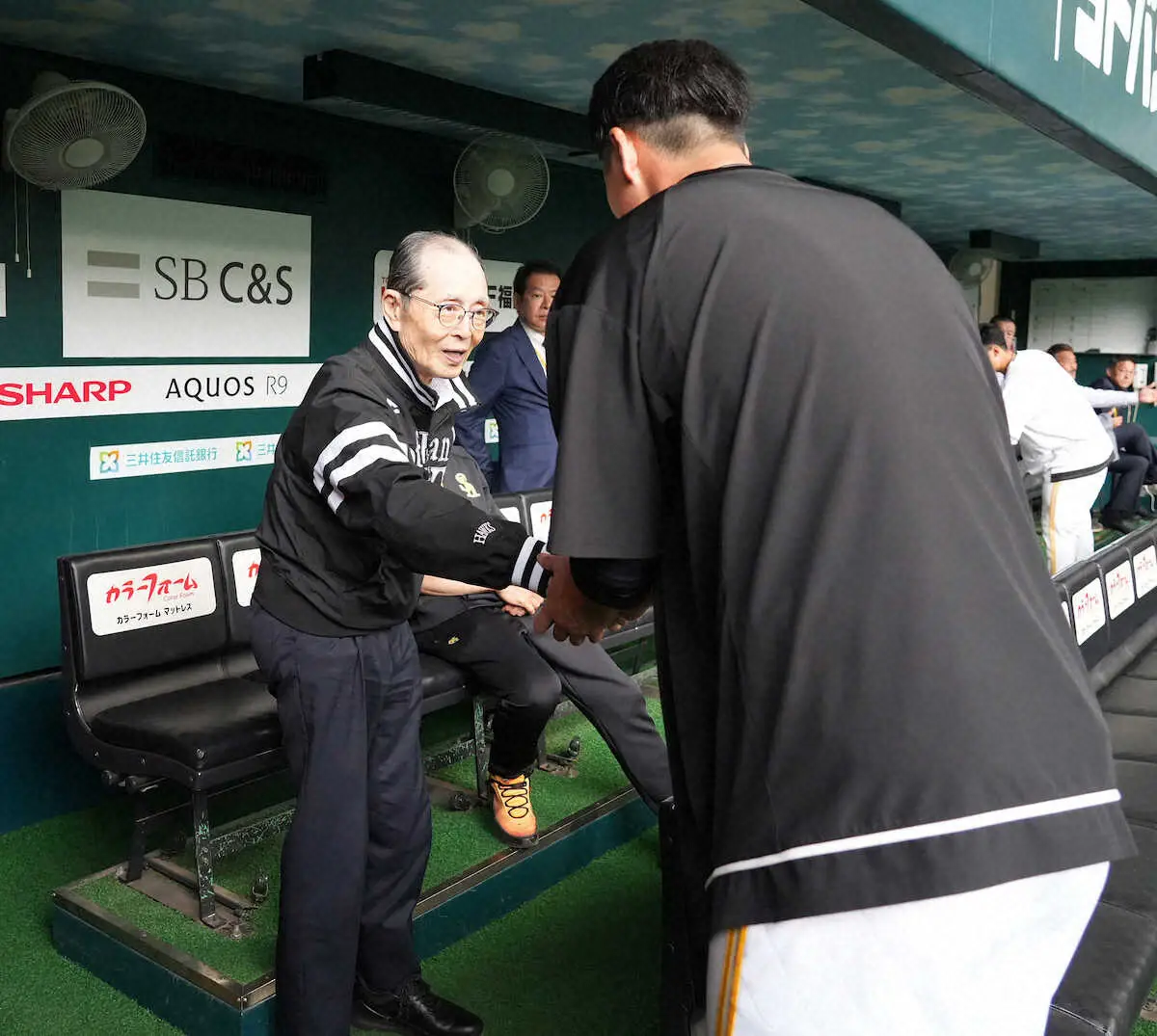 【画像・写真】ソフトバンク王貞治会長がリチャードの移籍1号を祝福「たいしたもんじゃないか！」と声弾ませる