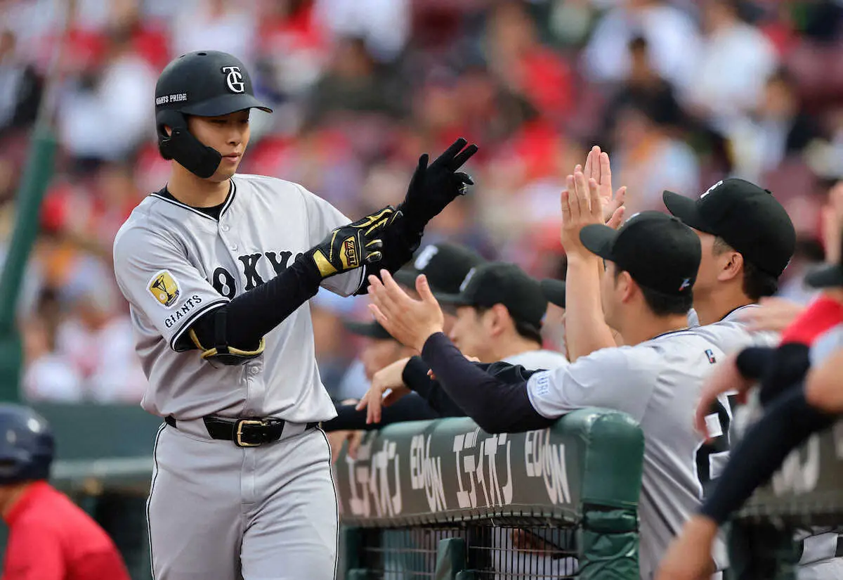 【画像・写真】セ界トップ防御率0.45の巨人・山崎伊織ガックリ　無失点投球一転、今季リーグ初の満塁弾被弾で降板