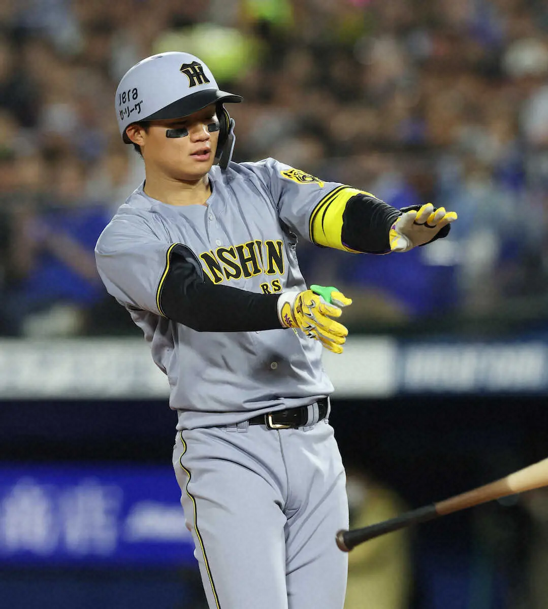 【画像・写真】阪神・森下が死球受け感情をあらわに　バット投げ捨てる　昨季は死球王