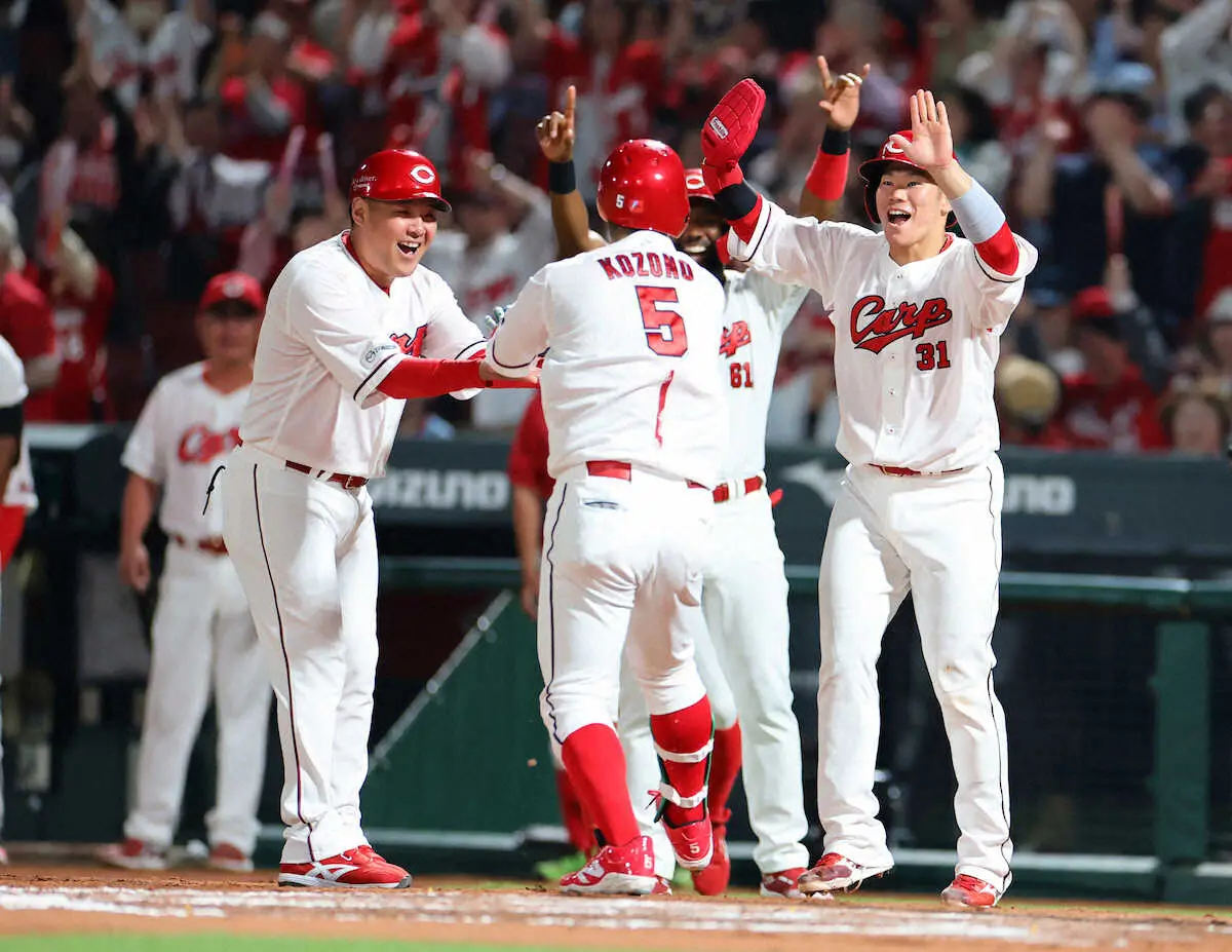 【画像・写真】広島・小園がプロ初の逆転満塁弾　ナイン一同が跳びはねて大喜び