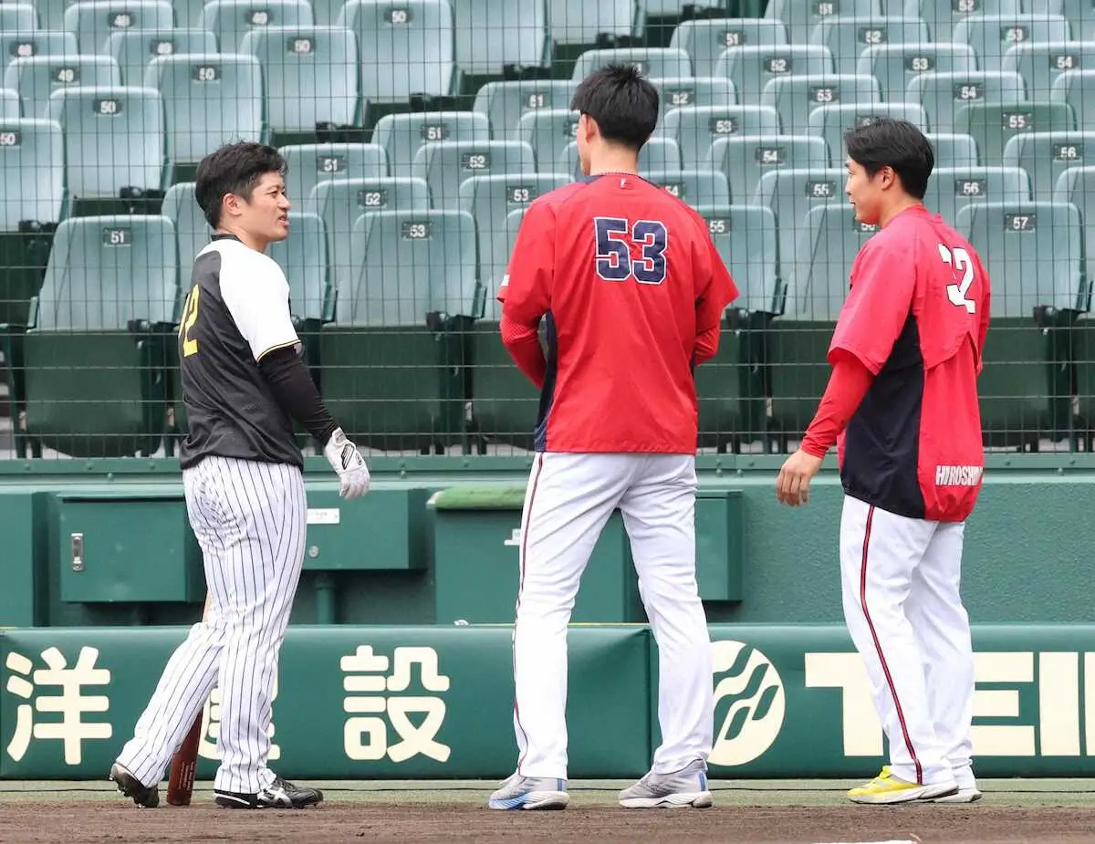 【画像・写真】阪神・坂本が広島・岡本と会話　4月20日に頭部死球　坂本はにこやかな表情浮かべる