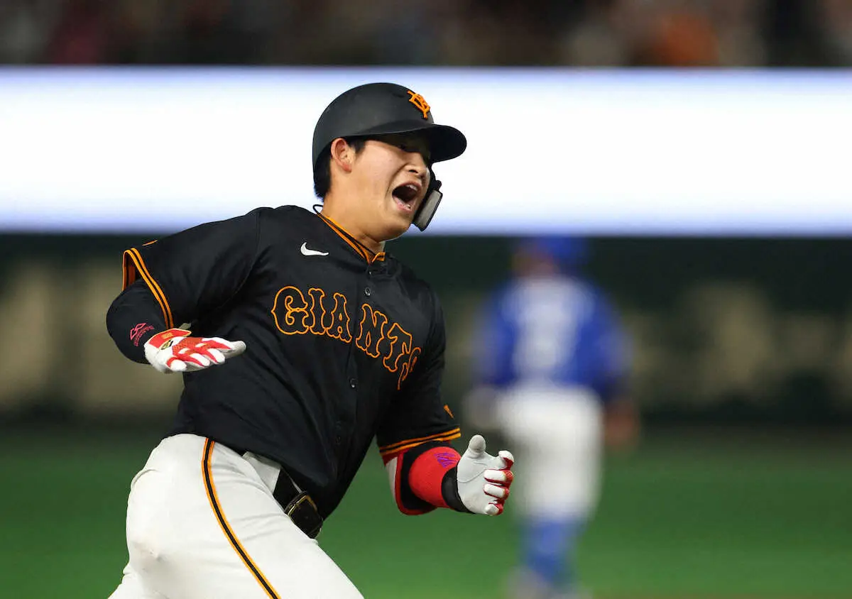 【画像・写真】4連敗中の巨人　増田陸が先制2号ソロ「援護できて良かった」　ベンチ前で吠えた！本拠1016日ぶり一発