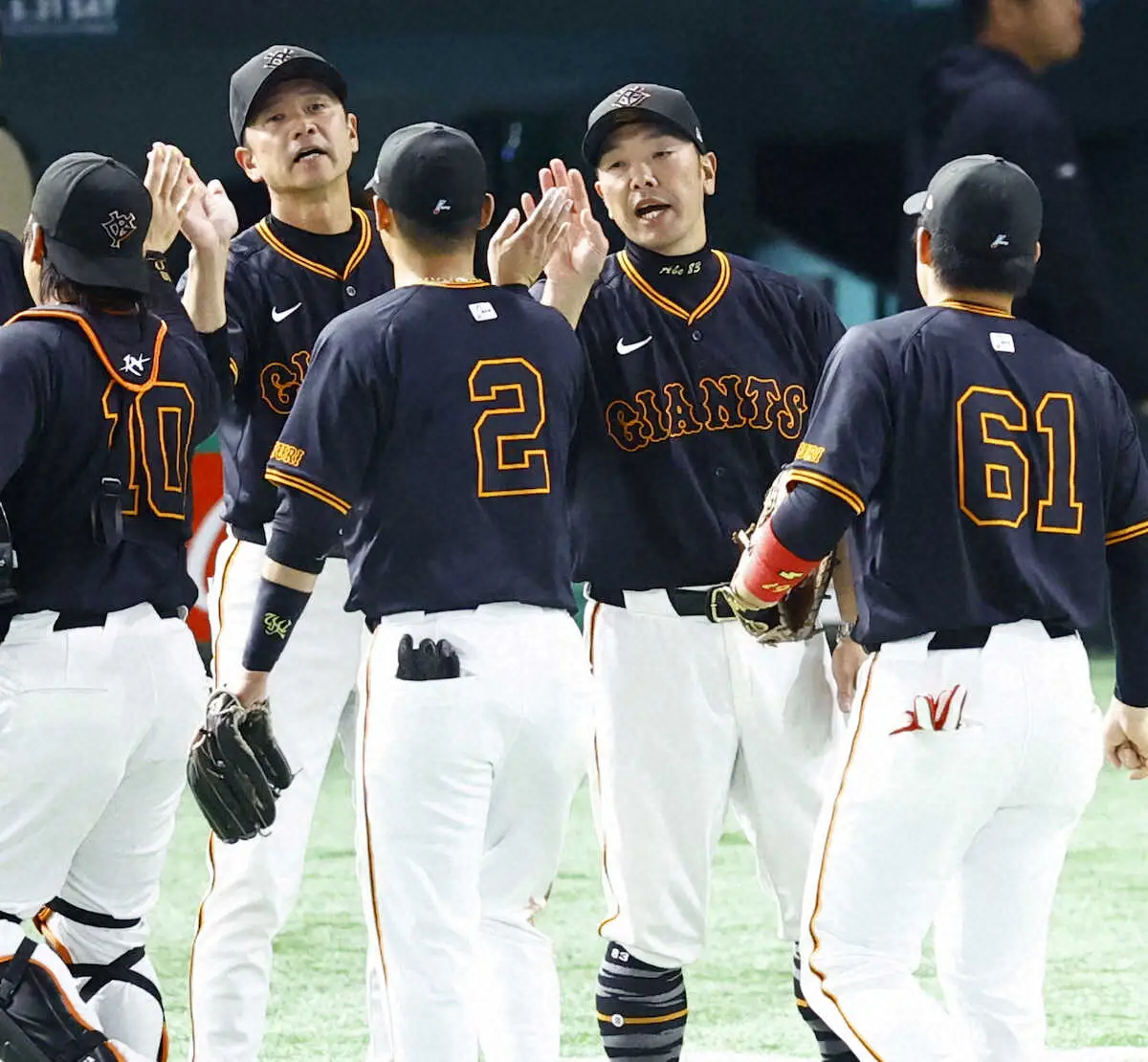 【画像・写真】巨人・吉川尚輝「いい場面で打てないこともあったので…」声震わせ、絶句　岡本にささげる逆転3ラン