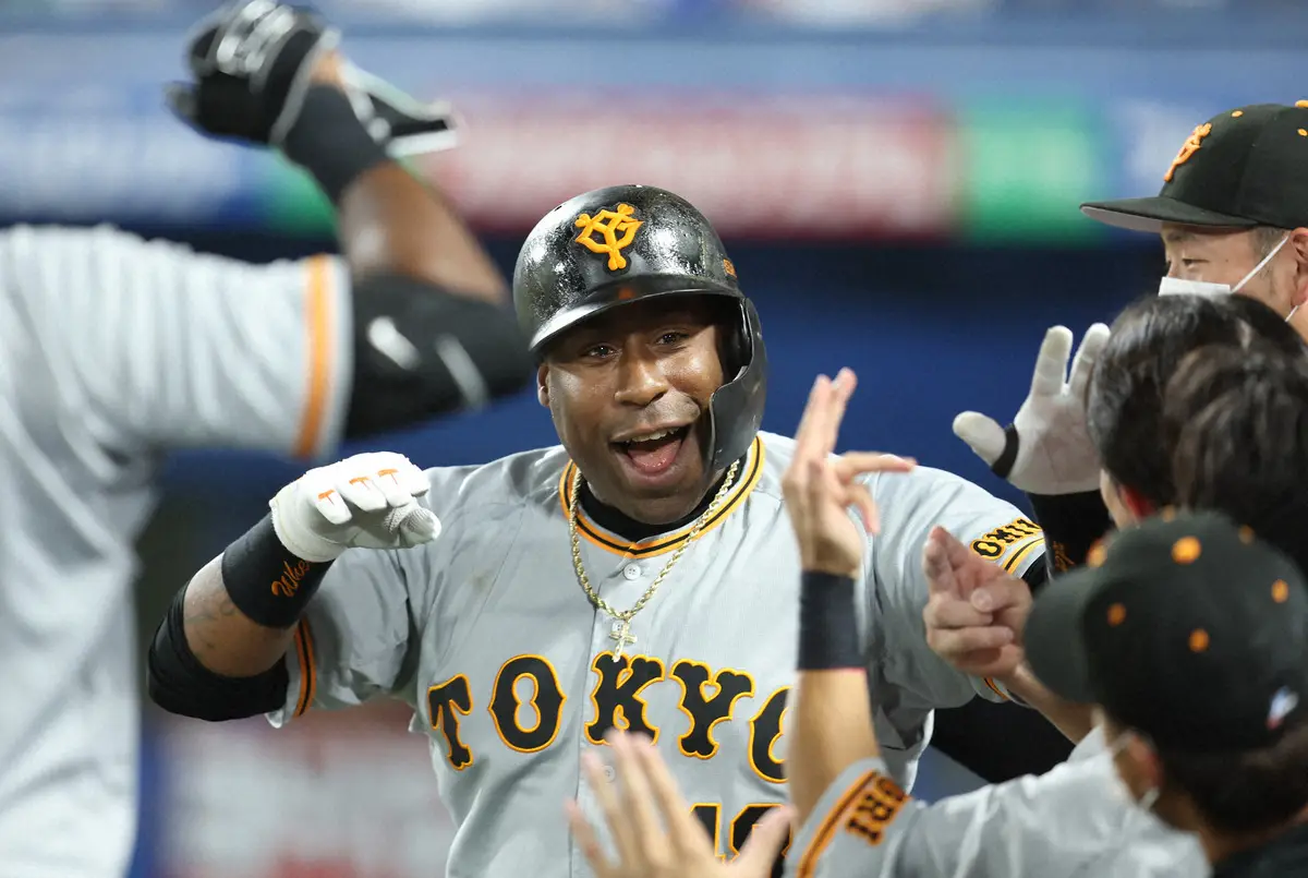 【画像・写真】巨人・阿部監督　ウィーラー氏ベンチ入りは「気分転換に」　円陣の声出しも務めて効果絶大