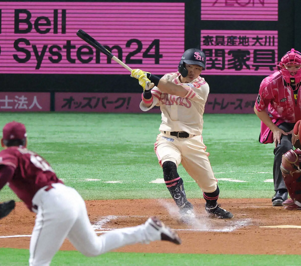 【画像・写真】ソフトバンク・中村「ピンクフルデー」に奮闘マルチ!!つなぎの4番だ!