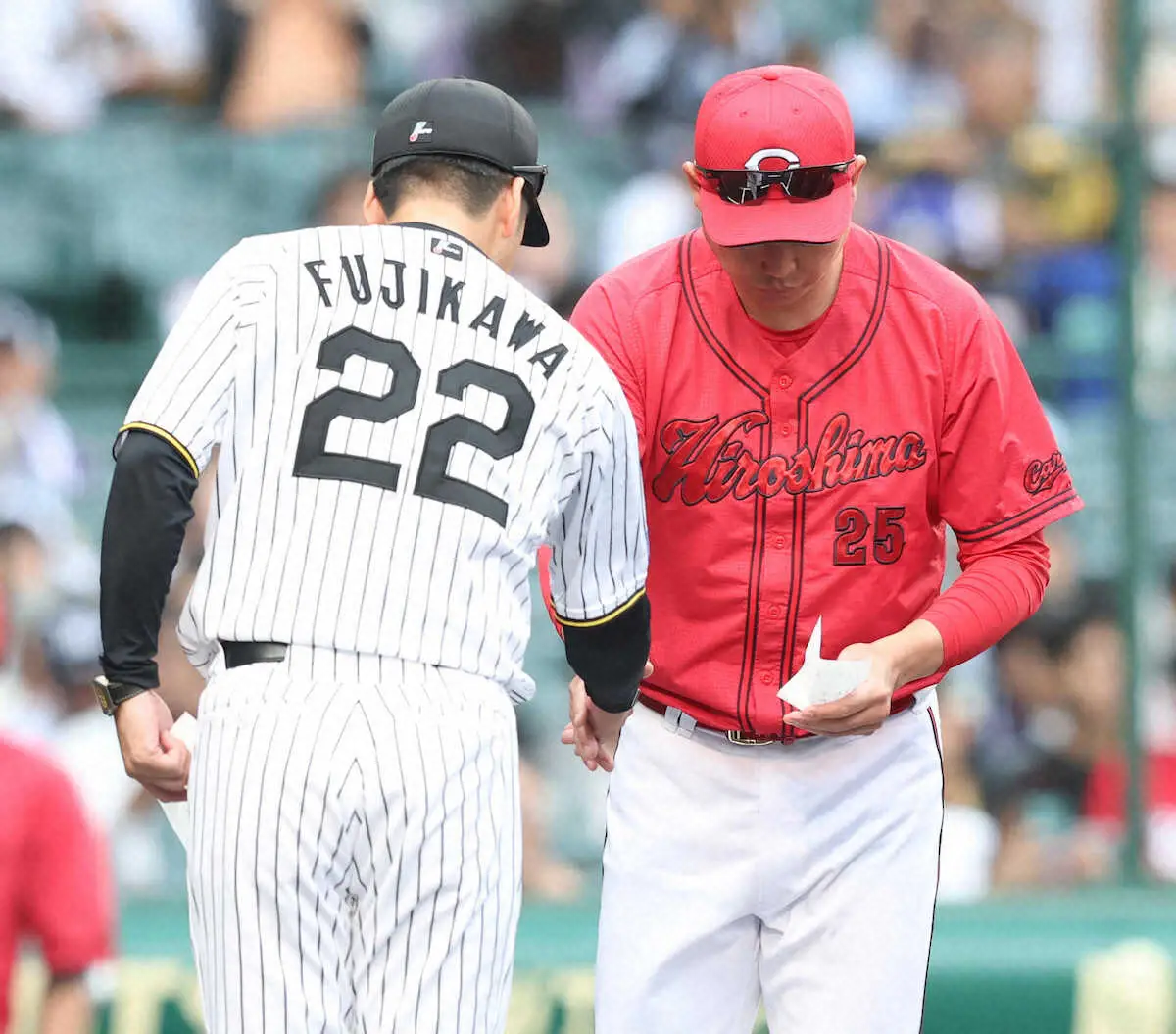 【画像・写真】阪神・藤川監督　2試合連続で広島・新井監督と目を合わさず握手　4月20日の頭部死球が尾を引く？