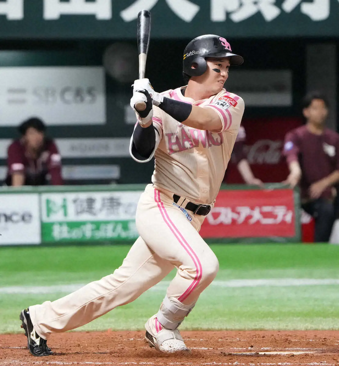 【画像・写真】痛！　ソフトバンク栗原　送球が胸付近に直撃するハプニング…一塁ベース上にしゃがみ込む