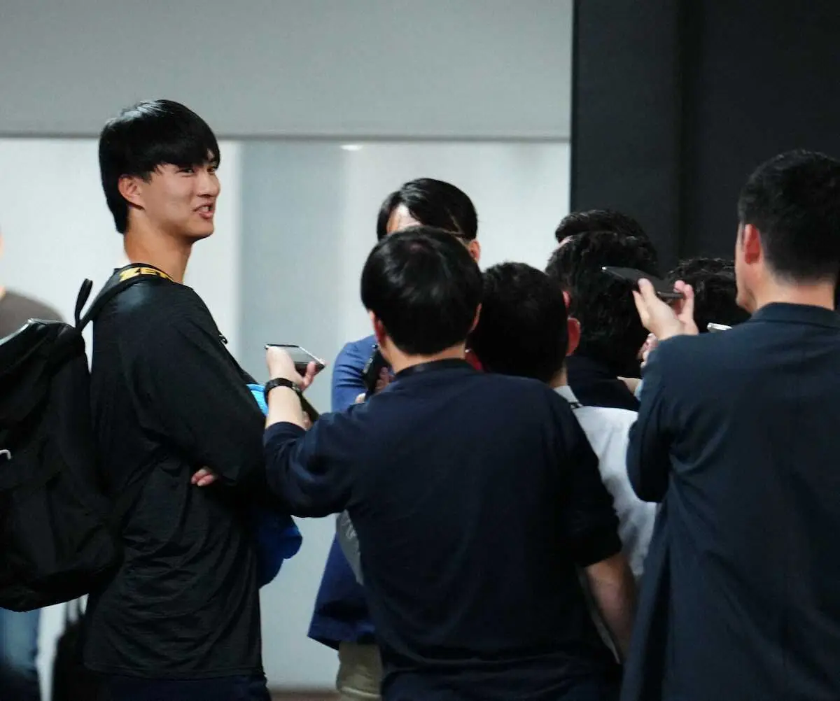 【画像・写真】＜ロ・日雨天中止＞先発予定も天気には勝てず。報道陣に囲まれる達（撮影・長久保　豊）