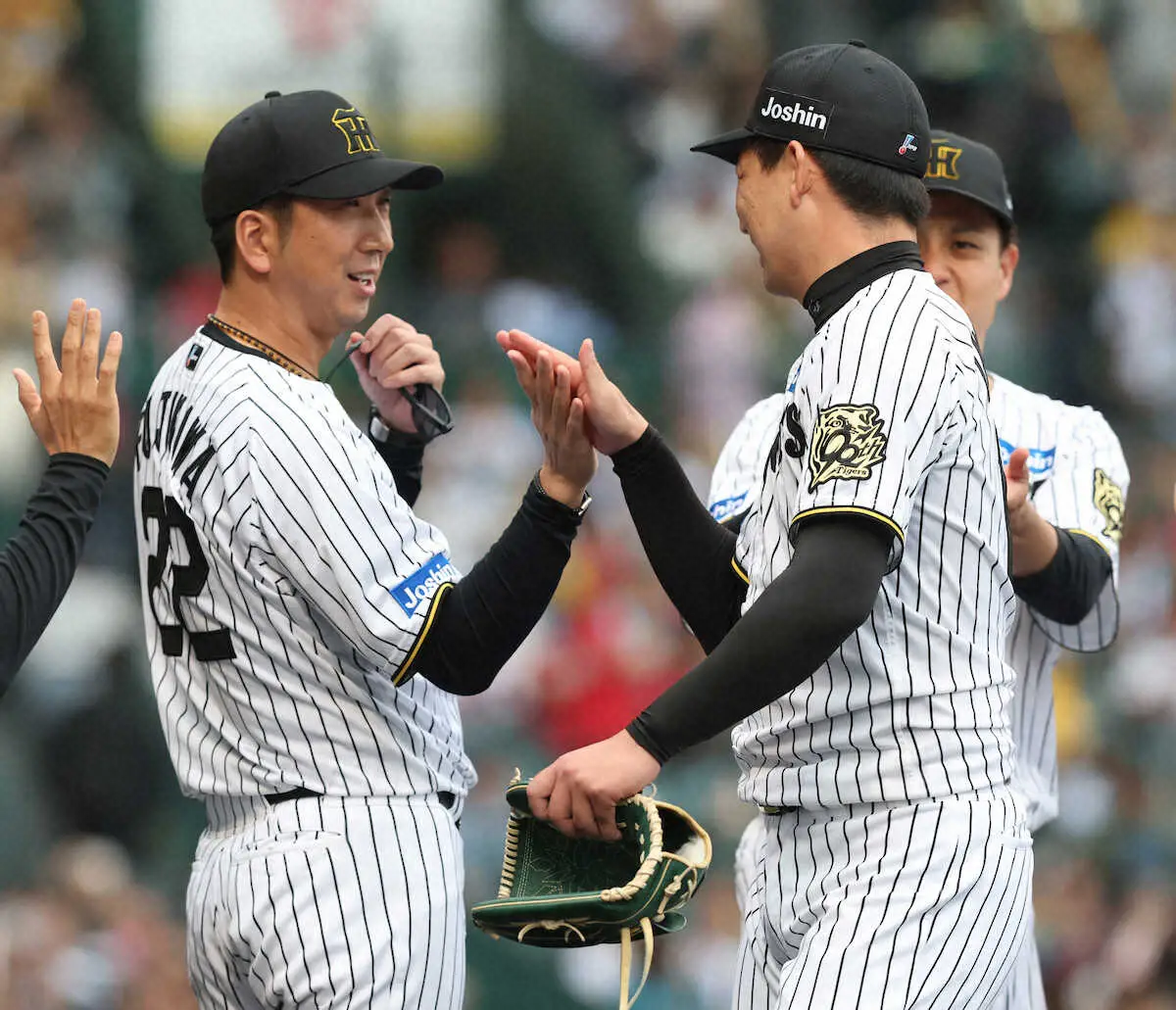 【画像・写真】阪神・藤川監督　岩崎を祝福「本人の努力と忍耐力。現役が終わるまで立ち止まらない方がいい」