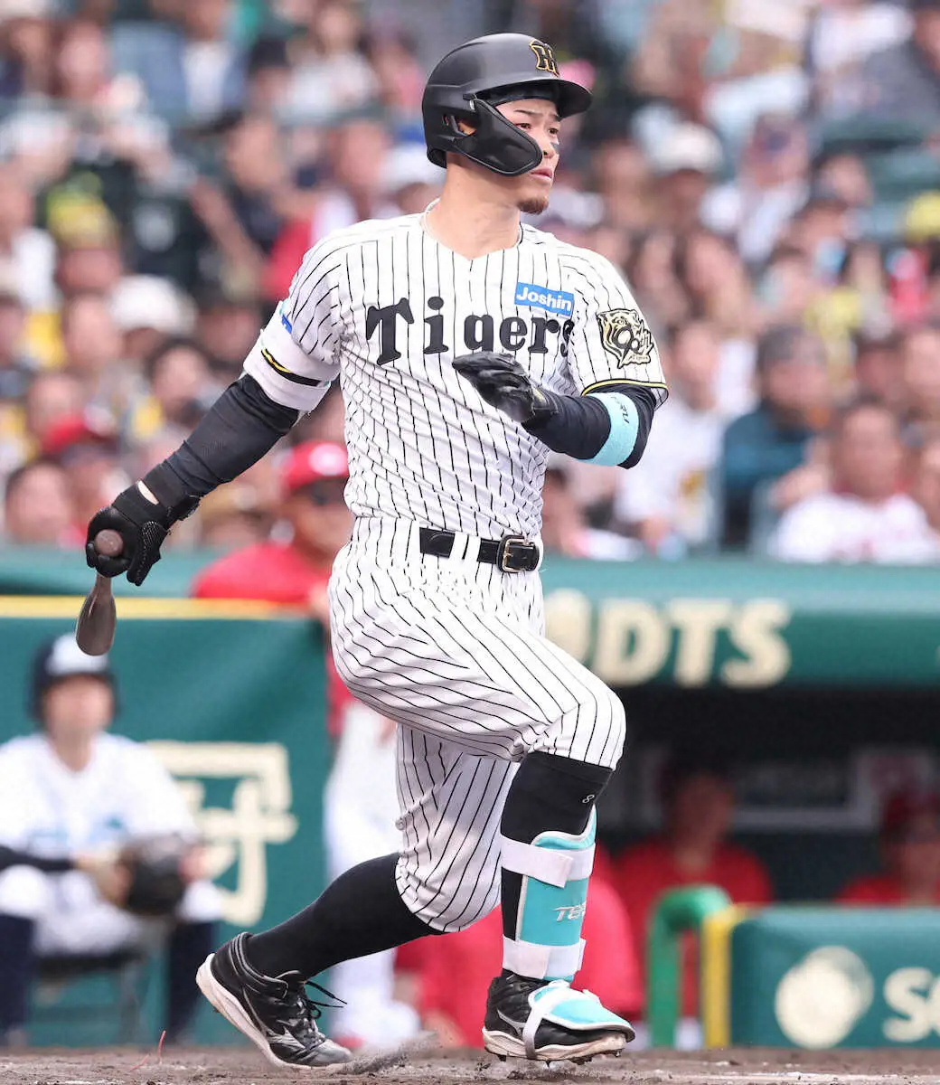 【画像・写真】＜神・広（9）＞　6回、佐藤輝は右前打を放つ　（撮影・須田　麻祐子）