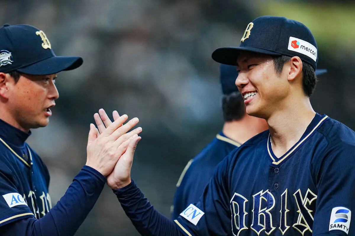 【画像・写真】＜西・オ9＞完投勝利を挙げ岸田監督（左）にタッチで迎えられる曽谷（撮影・会津　智海）