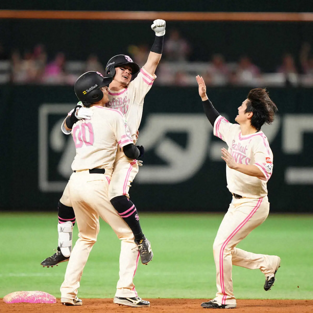 【画像・写真】＜ソ・楽9＞延長12回、サヨナラ打を放ち喜ぶ牧原大（撮影・西尾　大助）