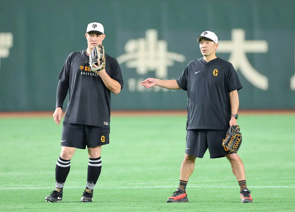 【画像・写真】リチャード（左）と話をする阿部監督（撮影・光山　貴大）