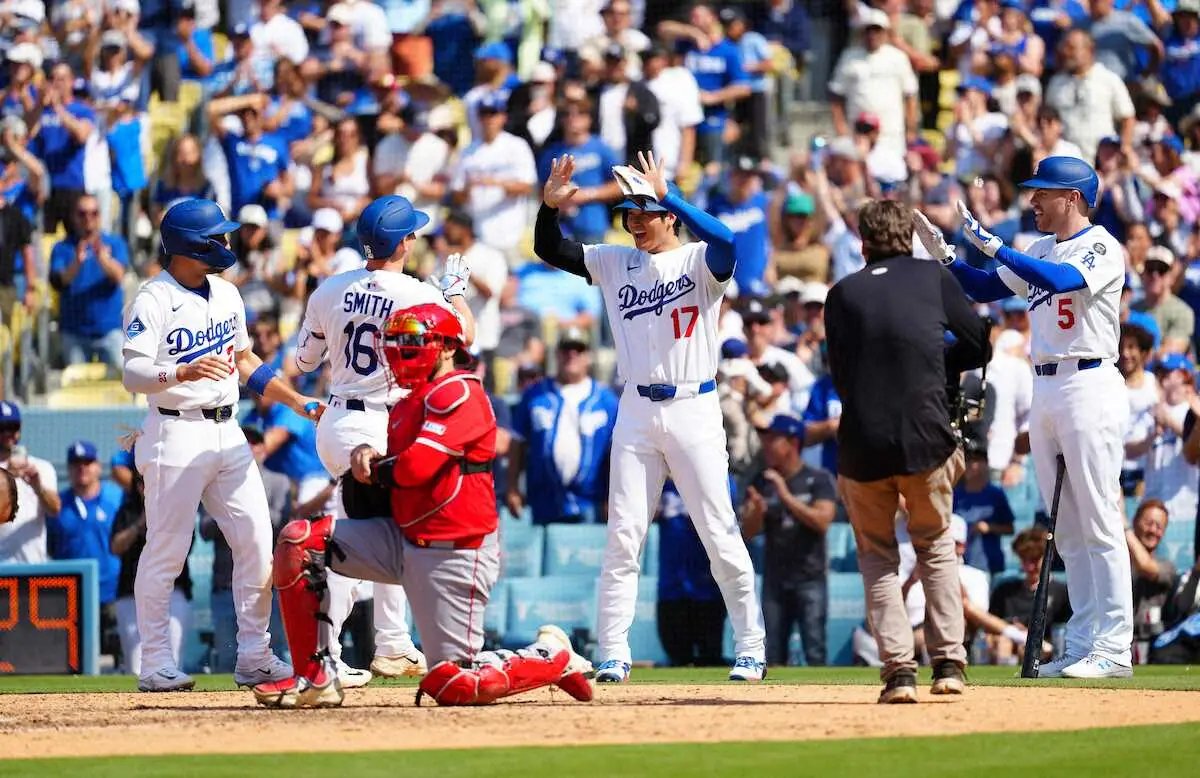 【画像・写真】大谷翔平　第4打席は一塁内野安打で8戦ぶり1試合3安打　スミスの起死回生同点3ラン演出し、雄叫び