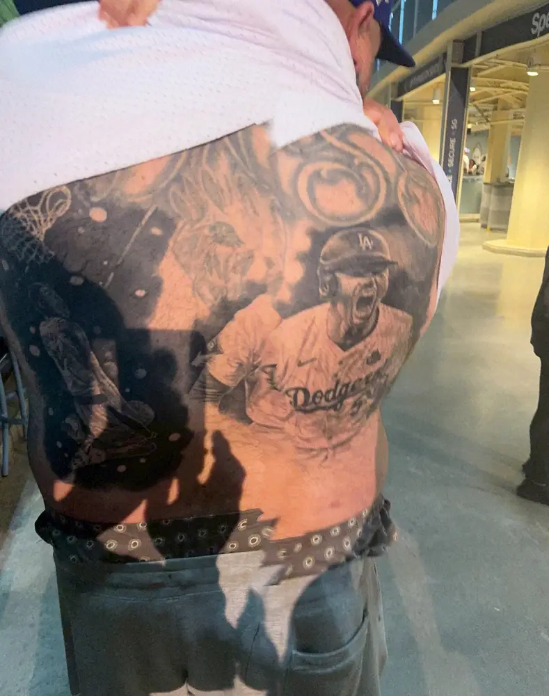 【画像・写真】「ショウヘイも好きだけど…」大谷17号ゲット男性はフリーマンの熱狂的ファン「背中にタトゥー」