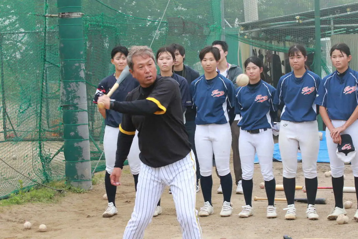 【画像・写真】阪神の前打撃コーチ・水口栄二氏　秋山BAらと神戸弘陵女子野球部を熱血指導「凄く活気があった」