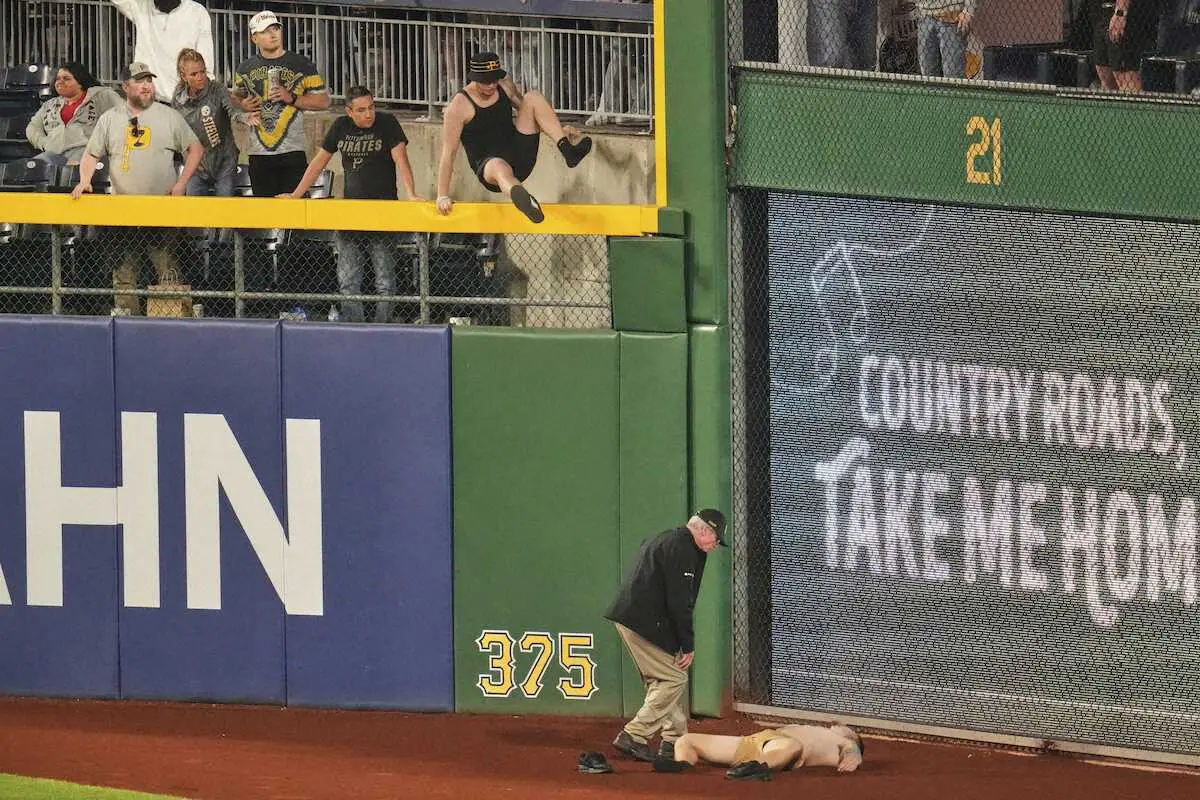 【画像・写真】米球場落下事故　高さ6・4ｍの観客席から落下した未成年男性に酒を提供した容疑で知人男性を起訴　米報道