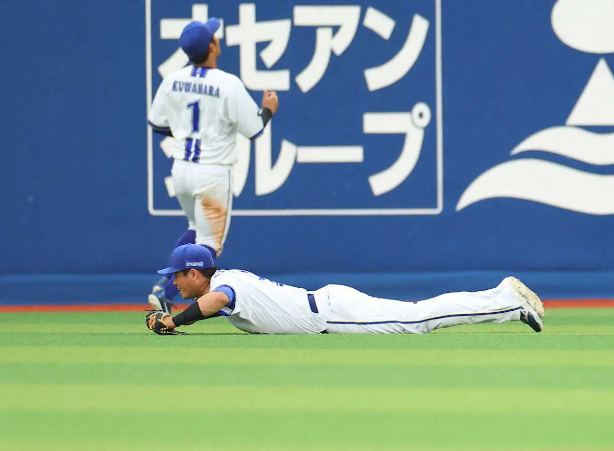 【画像・写真】DeNA・蝦名が涙のお立ち台　35歳の若さで急逝、天国の兄に贈った3安打＆好守「兄の分まで」