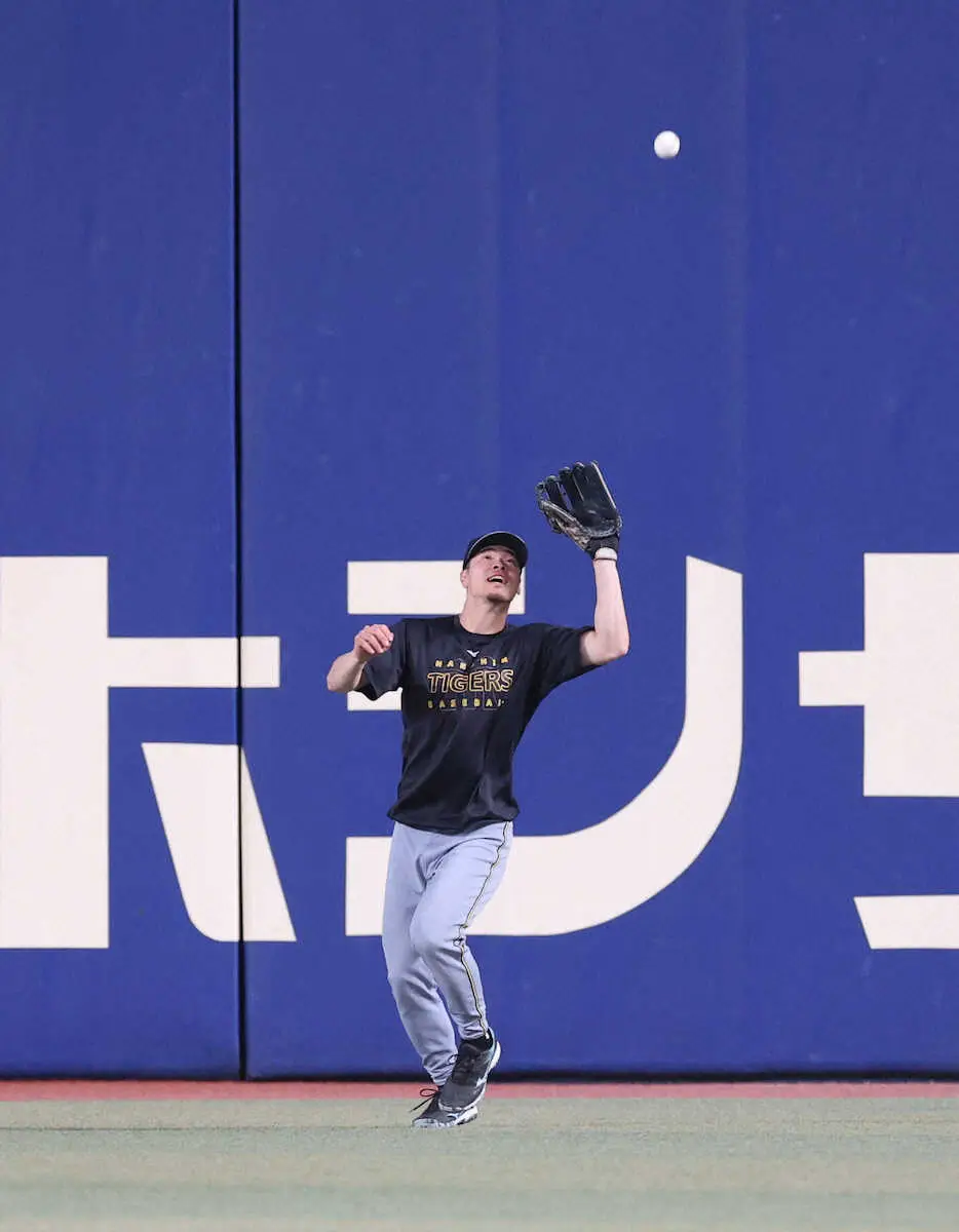 【画像・写真】阪神・佐藤輝が右翼守備練習　22日巨人戦の延長11回に追いついていれば“ウル虎C”布陣あった？