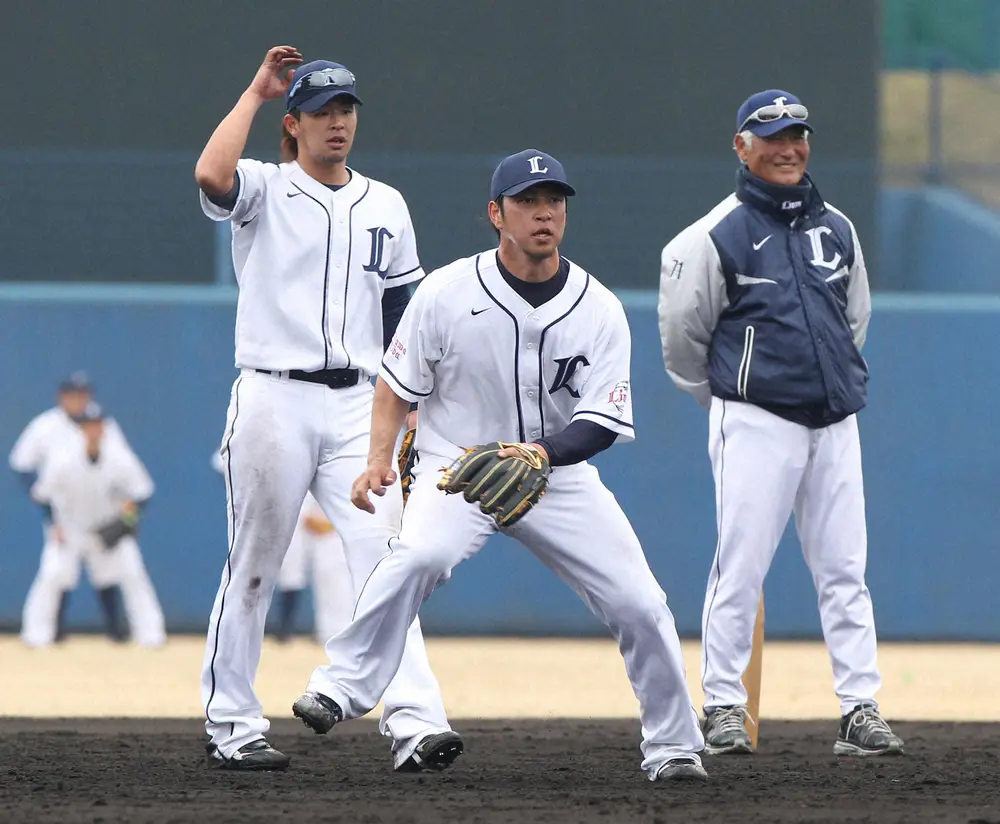 【画像・写真】2012年西武春季キャンプで守備練習を行う浅村栄斗内野手（左）、中島裕之内野手（中）。右は土井正博ヘッドコーチ（当時）