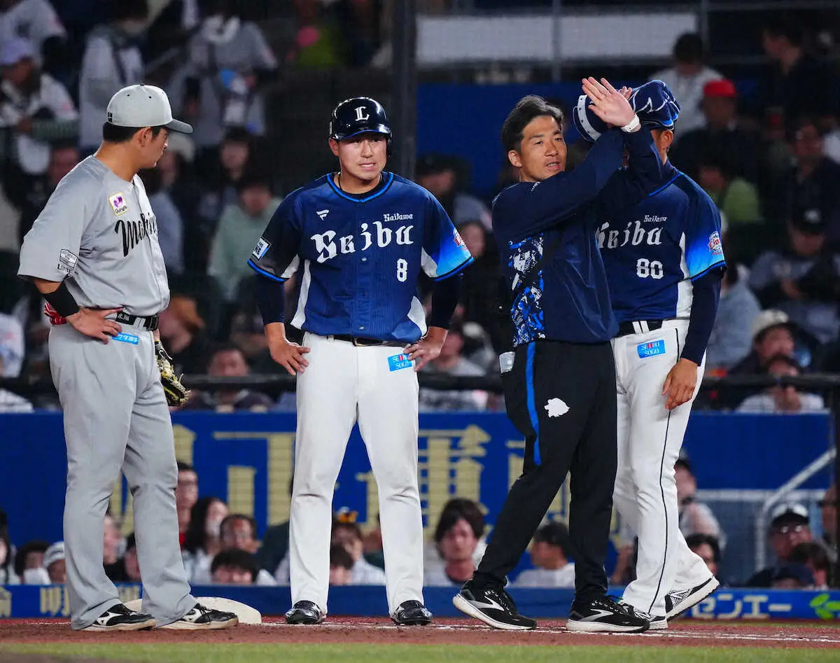 【画像・写真】西武　自身初の1試合2発、ドラフト2位・渡部聖弥が途中交代　トレーナーが「×」印　帰塁で痛めたか