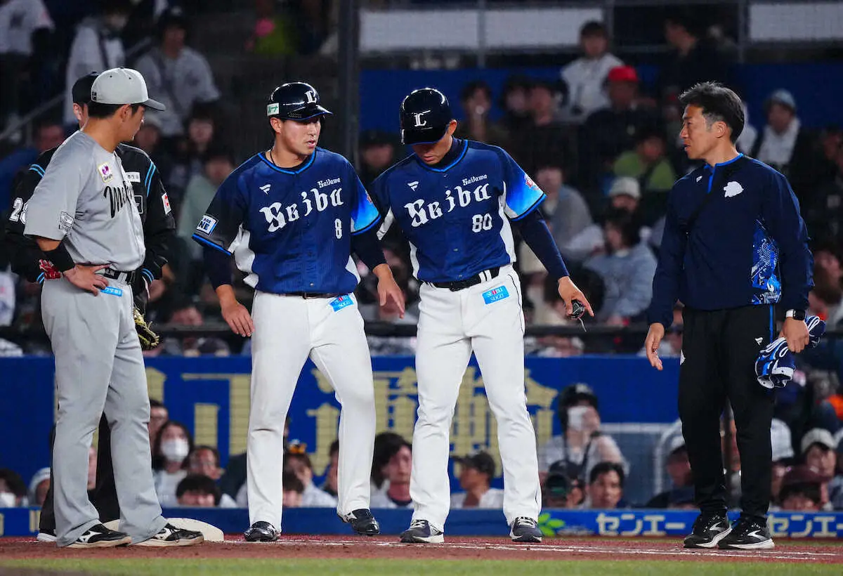 【画像・写真】西武　ドラ2・渡部聖にアクシデント　左足首をひねって試合後病院へ　初の1試合2発、首位打者浮上も…