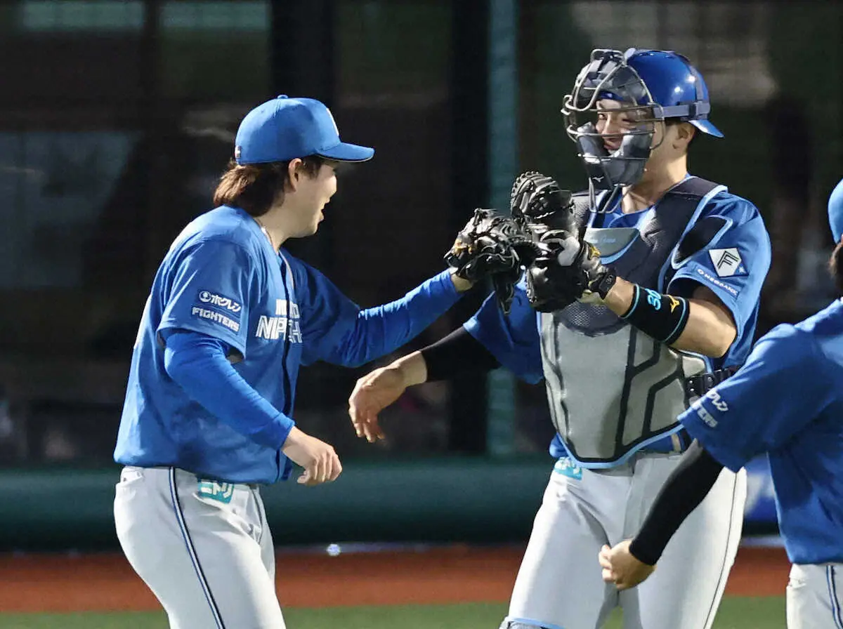 【画像・写真】＜楽・日＞完投勝利を挙げ、郡司（右）とハイタッチを交わす金村（撮影・五島　佑一郎）