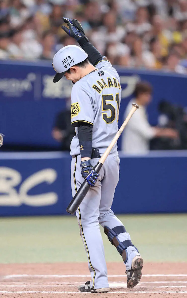 【画像・写真】阪神・中野と中日・井上監督が和やか談笑＆肩もみもみで「大丈夫？」　前日はストライク判定を巡って一騒動