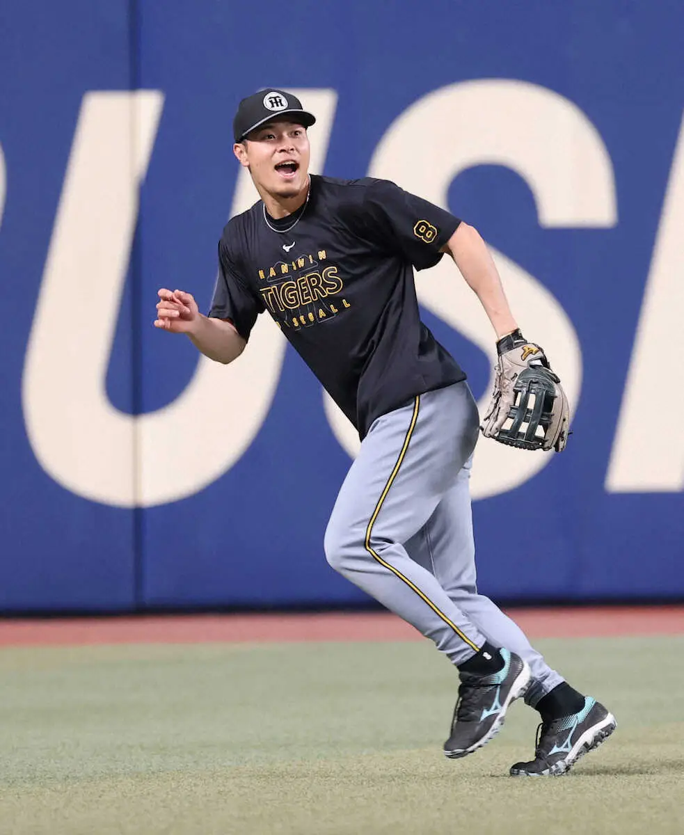 【画像・写真】阪神・佐藤輝が試合前に「左翼」でノック　三塁守れる好調ヘルナンデスとの共存プラン？