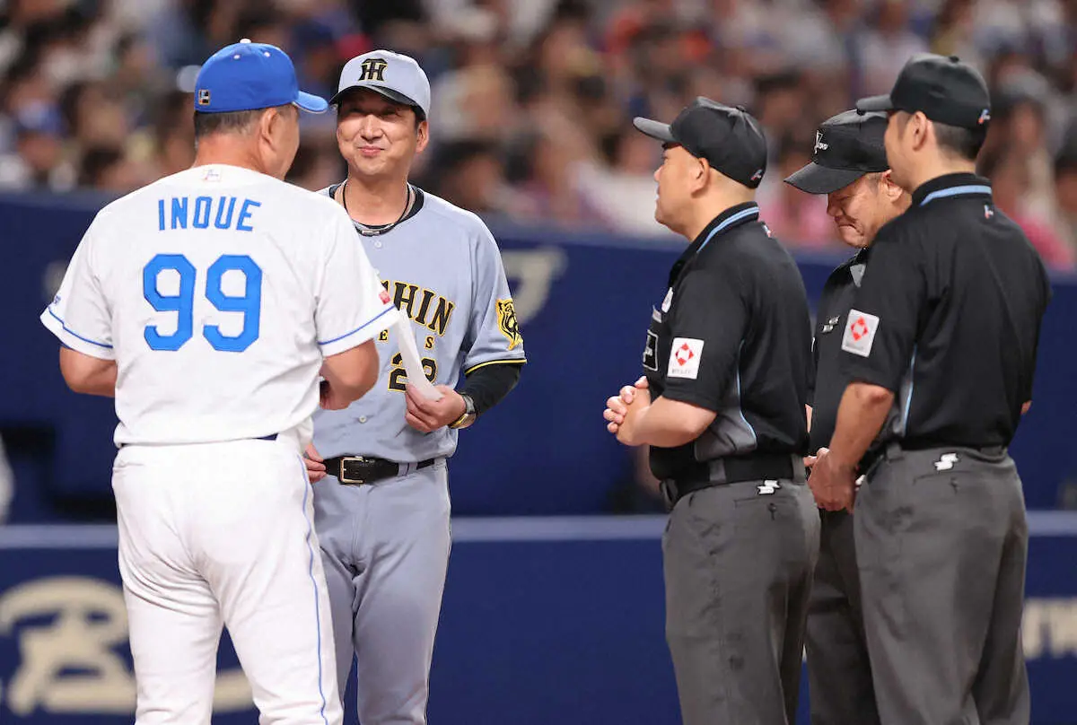 【画像・写真】中日―阪神のメンバー表交換時に福家責任審判が両監督に説明　24日同戦9回表に投球判定でひと悶着