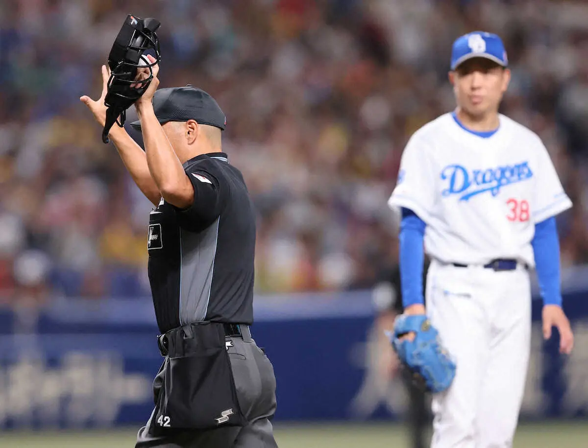 【画像・写真】阪神・大山の打席で珍事　球審が三振後のボール回し中の球を回収し“痕跡”チェック　ファウル判定に