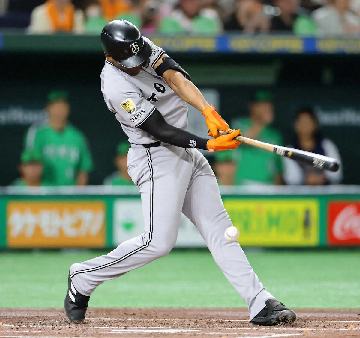 【画像・写真】巨人ヘルナンデスが2回で途中交代　四球で出塁、先制ホームインも　自打球影響か